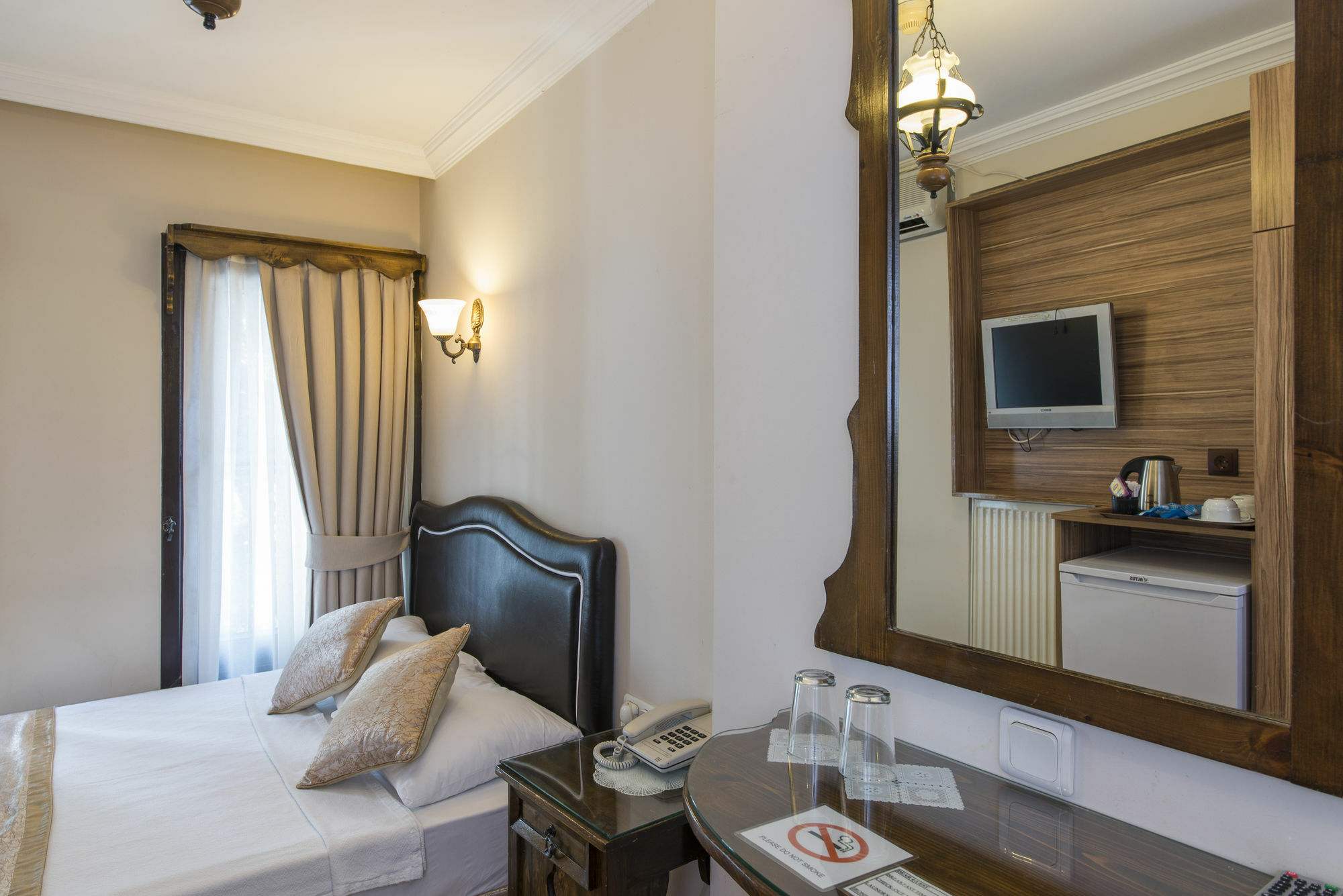 Naz Wooden House Inn Istanbul Exterior photo